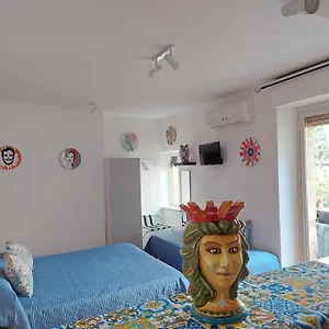 casa-4-passi-dal-duomo-in-centro.taorminaitalyhotels.com/